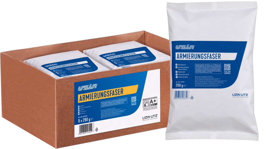 Foto af produktpakning: en gennemsigtig plastikpose og en brun papkasse mærket 'UZIN UTZ ARMIERUNGSFASER'. Den klare pose indeholder fine hvide/gennemsigtige hakkede glasfibre; den blå-gule etiket viser mærket UZIN UTZ, produktnavnet 'ARMIERUNGSFASER' og nettovægten '250 g'. Papkassen indeholder flere forseglede pakker med samme etiket; hvid baggrund.