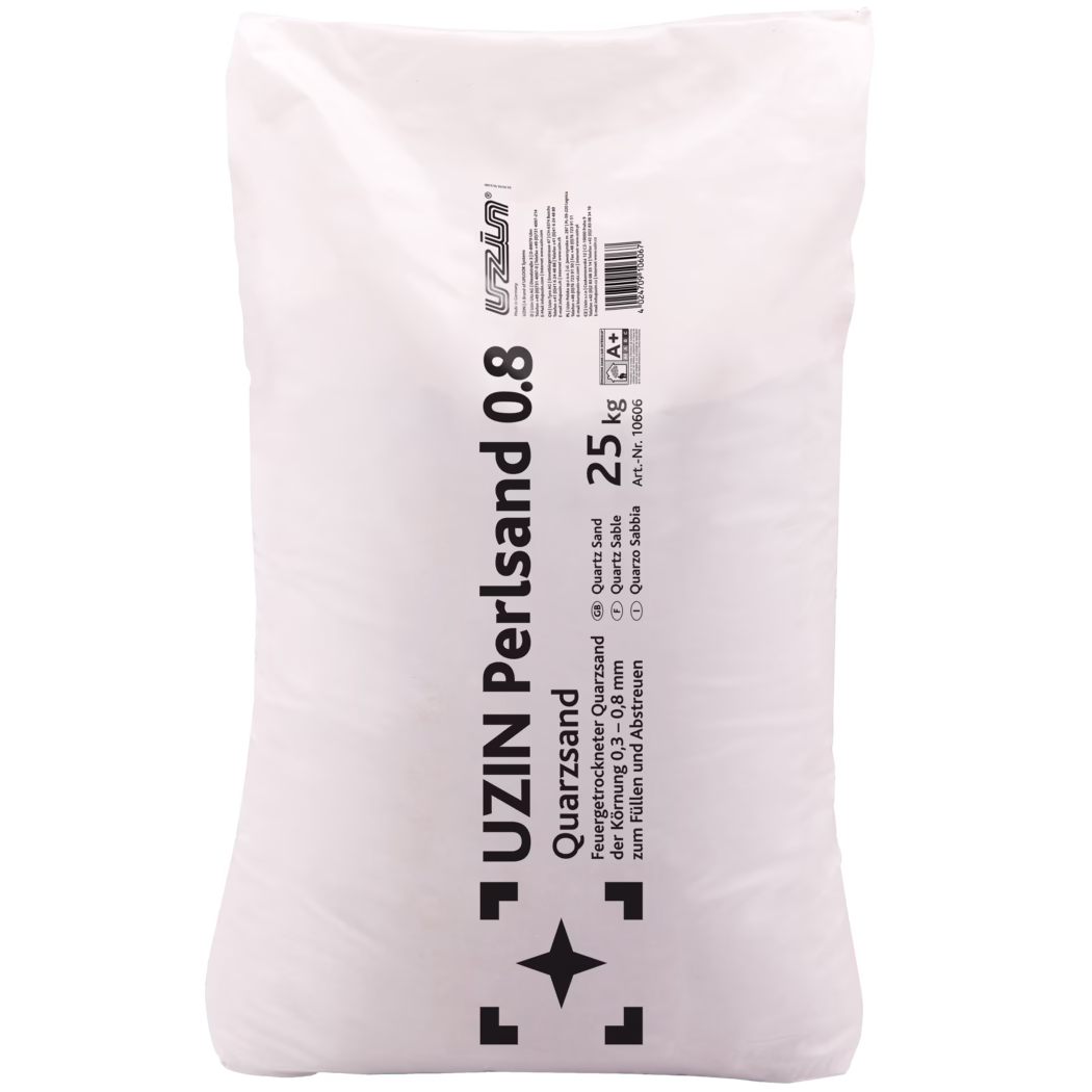 UZIN_Dummy_Quartz Sand 0.8-25kg_2019-11 Hvid plastpose med lodret sort tryk "UZIN Perlsand 0.8" og tydelig vægtangivelse "25 kg". Emballagen angiver kvartssand med kornstørrelse 0,3–0,8 mm, et artikelnummer og en stregkode samt UZIN-logoet. Den forseglede pose har folder og en let plastglans; beregnet til fyldning og udstrøning på gulve under installation og udjævning.