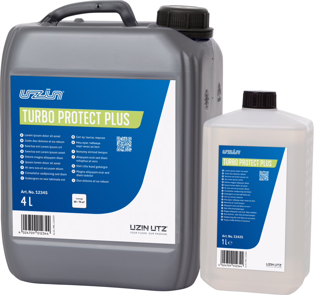 UZIN_Dummy_Turbo Protect Plus_INT_2022-01 Nærbillede af to plastikdunke: en stor grå 4‑liters dunk til venstre og en mindre halvtransparent 1‑liters flaske til højre. Begge beholdere har blå rektangulære etiketter med grønne accenter med teksten 'TURBO PROTECT PLUS' og UZIN UTZ‑logoet. Den grå dunk har sort skruelåg og integreret håndtag på toppen; den hvide flaske har også sort låg. Etiketterne viser små flersprogede tekstlinjer, en QR‑kode, varenummer (Art. No. 12345 og 13425), stregkode og dækningsinformation. Billedet er taget mod hvid baggrund med fokus på etiketter, låg og de øverste dele af beholderne.