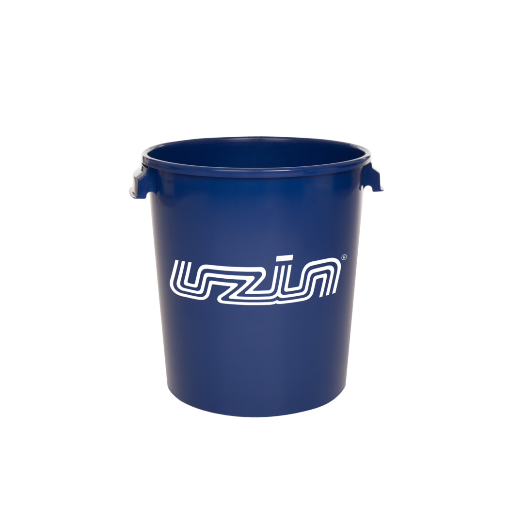 UZIN_Dummy_mixing bucket_2026-04 En høj, cylindrisk spand i mørkeblå plastik med en glat, blank overflade og et hvidt, styliseret logo trykt foran. Spanden har to små støbte håndtag nær kanten og et åbent, tomt indre; fotograferet mod en ensfarvet hvid baggrund med en diskret skygge ved bunden.