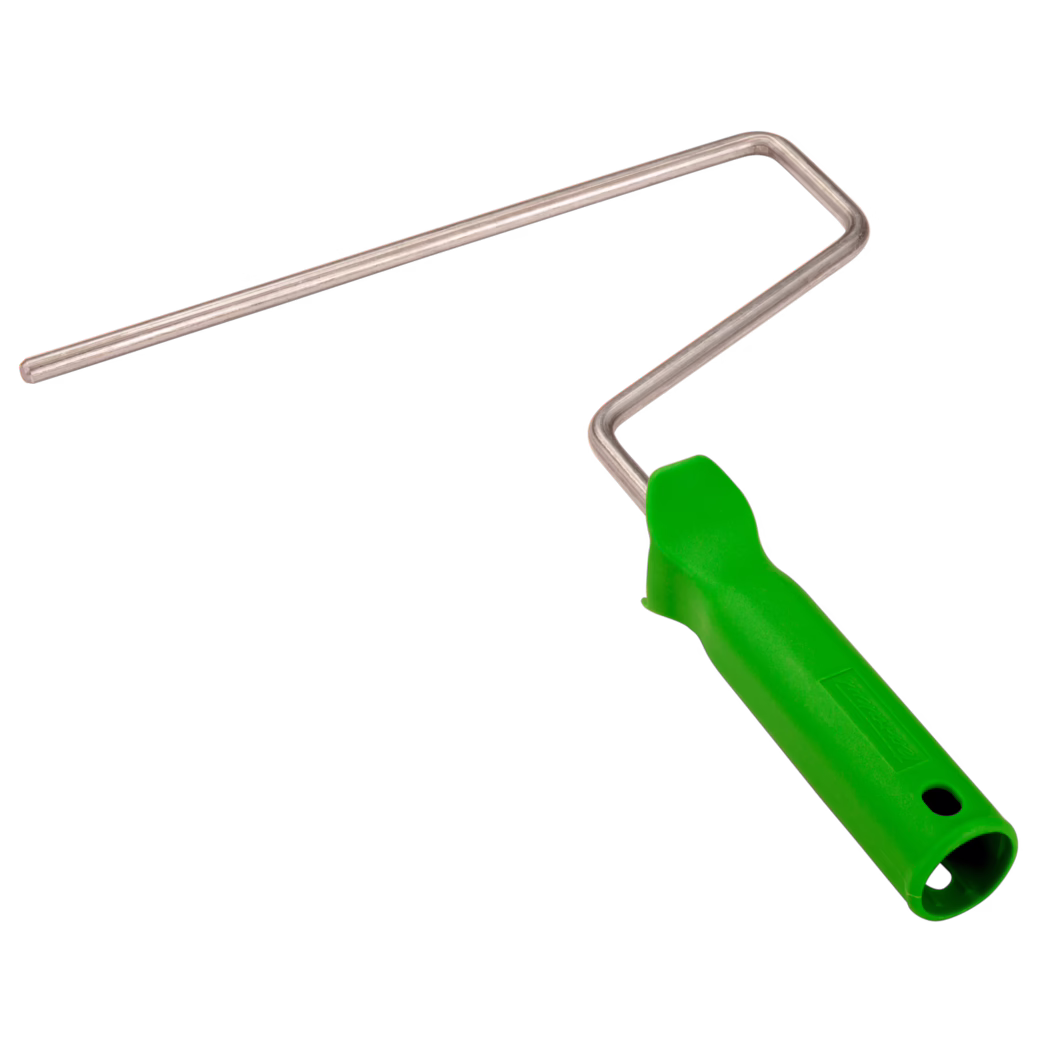 UZIN_Dummy_roller handle_2014-11 Nærbillede af en malerulleholder med et knaldgrønt plastikgreb og en forkromet metalramme til montering af en rullehylster. Grebet er ergonomisk, hul og har et ophængshul. Metalstangen er bøjet i rette vinkler og danner en rektangulær holder; ingen rulle er monteret. Værktøjet er vist i skrå vinkel på hvid baggrund og er beregnet til brug med standard mini-ruller til maling af vægge og lofter.