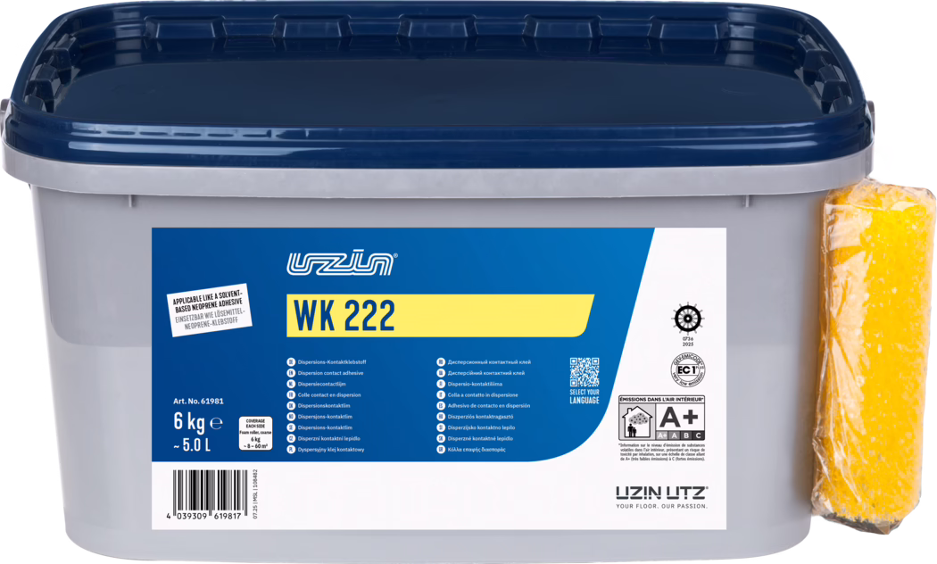 UZIN_Dummy_WK 222-6kg_2025-11 En rektangulær grå plastbeholder med mørkeblå kliklåg og en blå‑gul produktlabel med teksten 'WK 222'. Beholderen er mærket '6 kg (~5,0 L)' og viser tekniske ikoner, stregkode og flersproget produktinformation. På højre side er en gul svamp pakket i plastik fastgjort. Labelen viser mærket 'Uzin Utz' og et A+ mærke for indendørs emissioner. Billedet er produktstylet på hvid baggrund, skarpt og jævnt belyst.