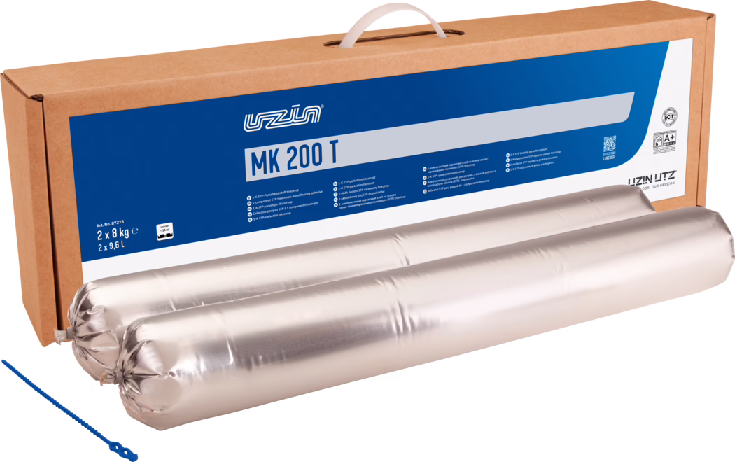 UZIN_Dummy_MK 200 T-2x8kg_2024-09 Produktfoto af en brun papkasse med en blå etiket "MK 200 T" (mærke Uzin), foran to sølvfarvede foliepakker med lim og en lille blå plastik blandingsnøgle, på hvid baggrund.