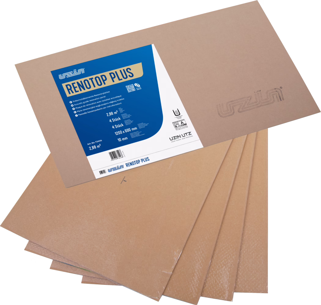 UZIN_Dummy_RenoTop PLUS_2024-05 Close-up of a stack of RENOTOP PLUS acoustic renovation panels with a prominent blue and white product label by UZIN UTZ. The brown, cardboard-like fibre panels are fanned out, showing printed product information and dimensions (1200 x 600 mm, 10 mm thickness). The scene is isolated on a white background with visible board texture and packaging details.