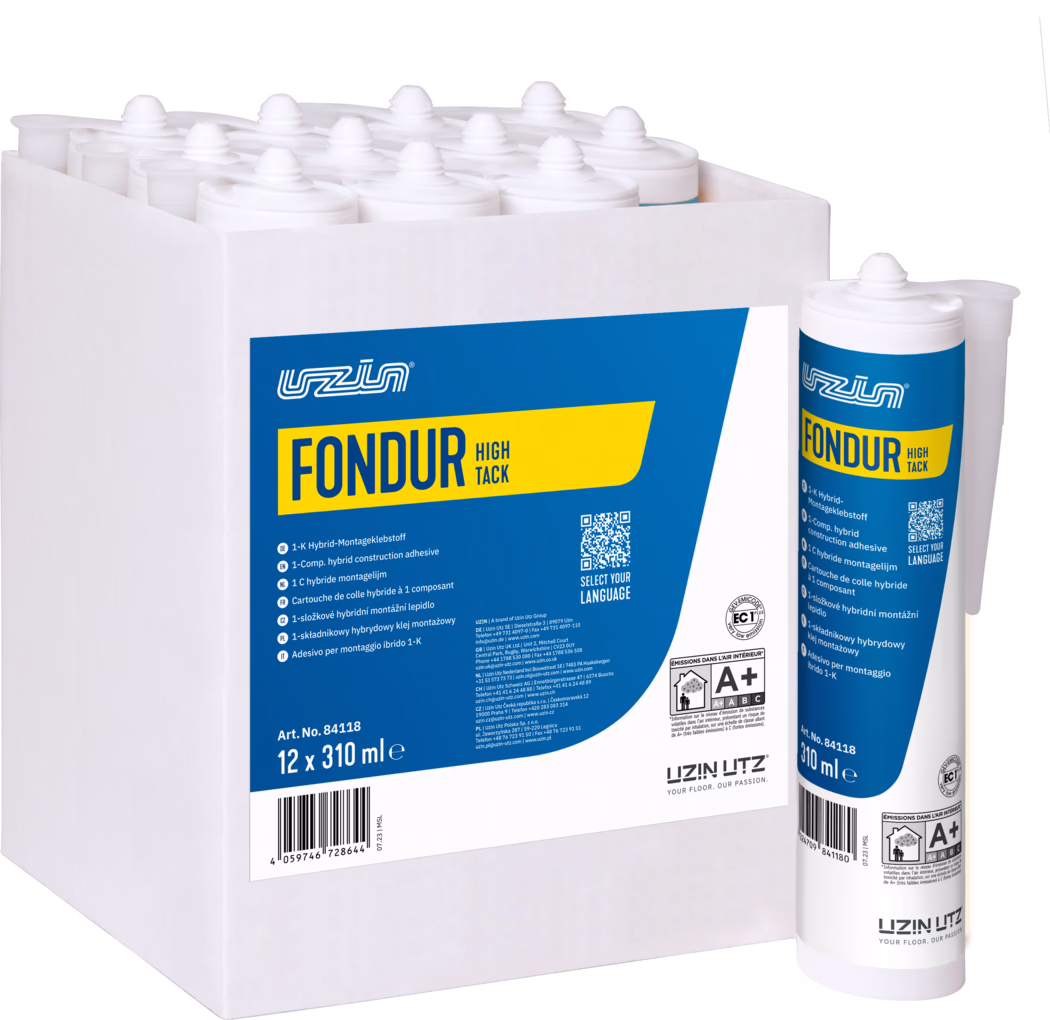 UZIN_Dummy_Fondur HighTack-carton_2023-10 Kasse med tolv hvide patroner af UZIN FONDUR High Tack monteringslim med blå‑gul etiket; en patron udenfor kassen viser dyse og branding. Hvid emballage på hvid baggrund.