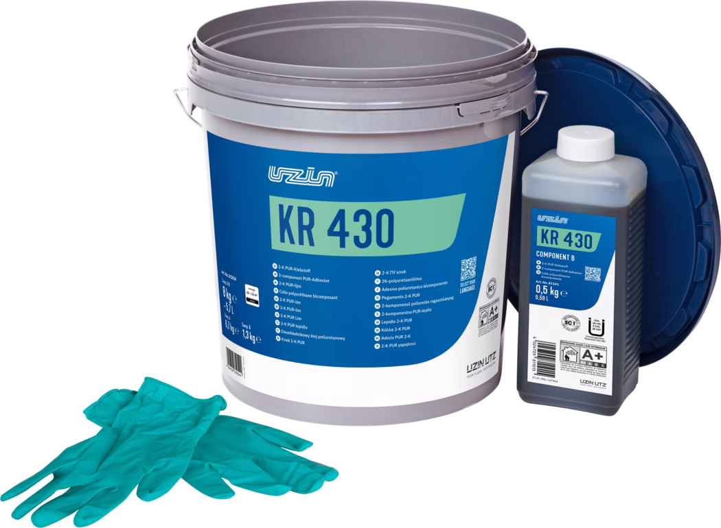 UZIN_Dummy_KR 430-8kg_2025-07 En stor grå plastikspand mærket 'KR 430' med blåt-grønt label, ved siden af en mindre flaske mærket 'KR 430 Component B' og et par turkise engangshandsker; emballage til et to-komponent polyurethanlim.
