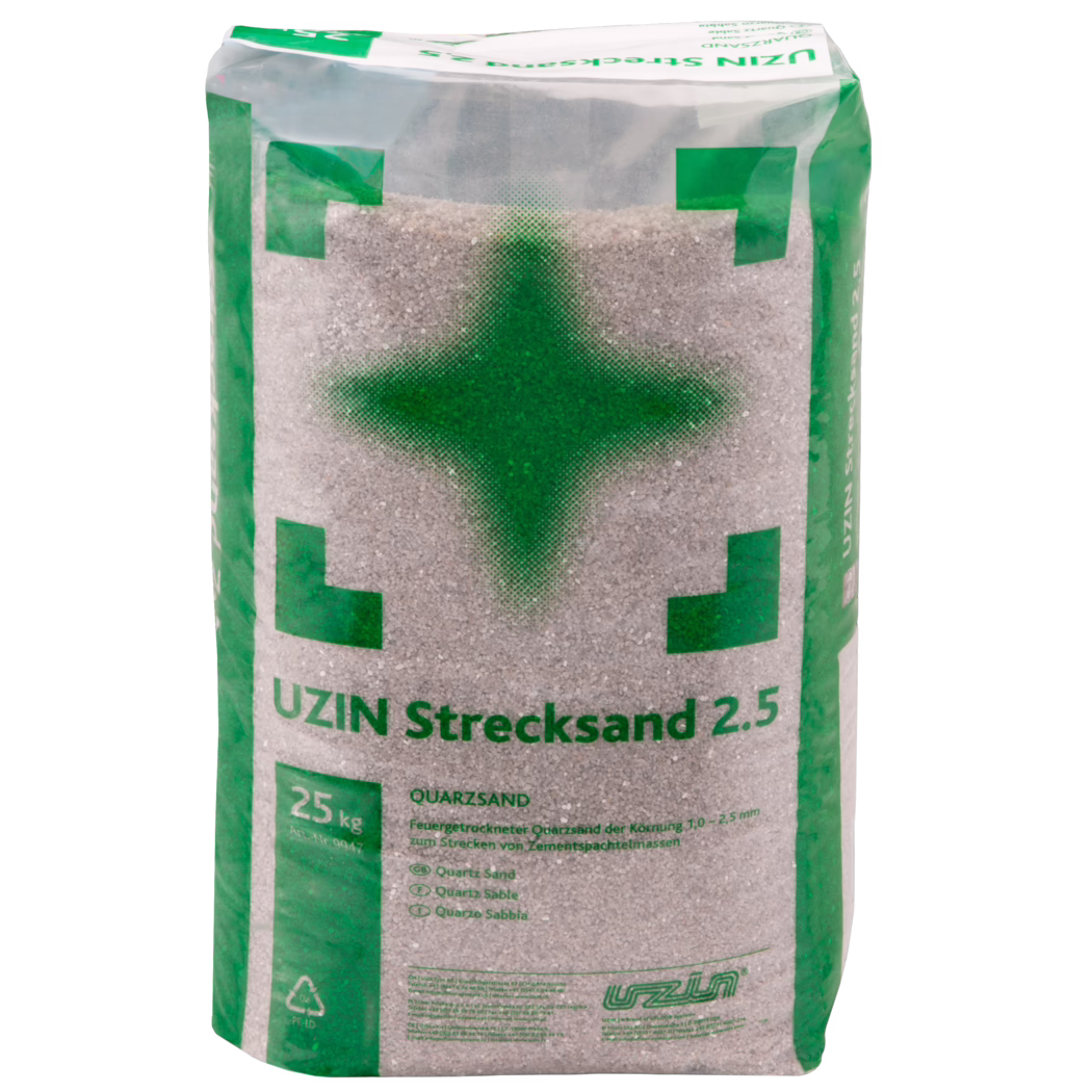 En 25 kg plastikpose med UZIN Strecksand 2.5 kvartsand; gennemsigtig emballage viser beige-grå korn og grønne tryk med korssymbol, produktnavn og vægt trykt i grønt.