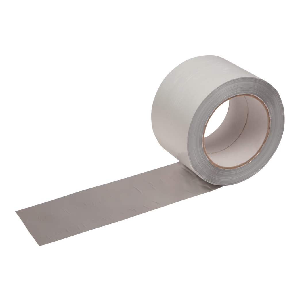 UZIN_Dummy_Alutape 75_2016-09 Nærbillede af en delvist udrullet rulle gråt klæbebånd på hvid baggrund, med synlig papkærne og let tekstureret overflade.